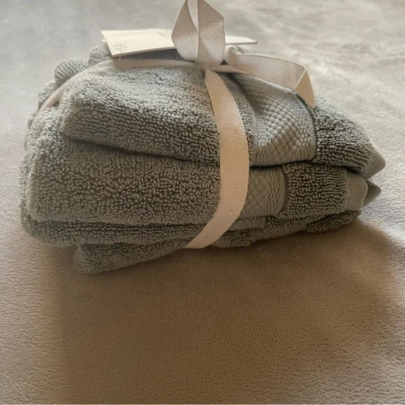 UGG 4 piece washcloth set, 13”x13” in color Pasha Succulent - Picture 7 of 7